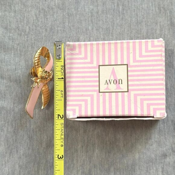 Vintage 1990s AVON Pink Enamel Breast Cancer Awareness Ribbon Pin New w/ Box - Picture 4 of 9